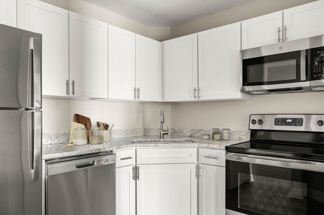 Meridian Pointe in Burnsville, MN - Foto de edificio - Building Photo