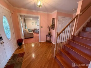 21 Crestview Dr in Kendall Park, NJ - Building Photo - Building Photo