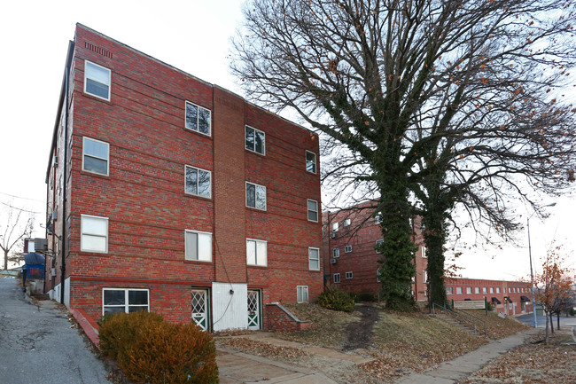 Hampton Courtyard Apartments in St. Louis, MO - Building Photo - Building Photo