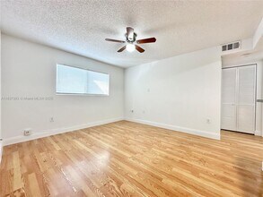 351 Palm Way in Pembroke Pines, FL - Building Photo - Building Photo