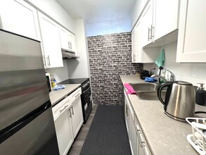 520 Tenth Street in New Westminster, BC - Building Photo - Building Photo