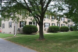 123 Gallagher Rd in Wayne, PA - Building Photo