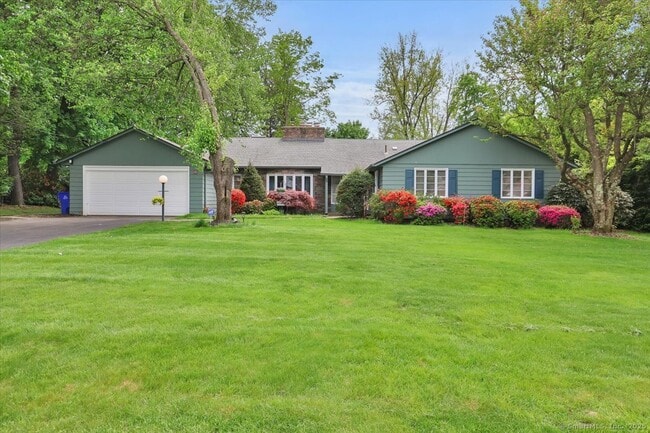 11 W Ridge Dr in West Hartford, CT - Building Photo - Building Photo