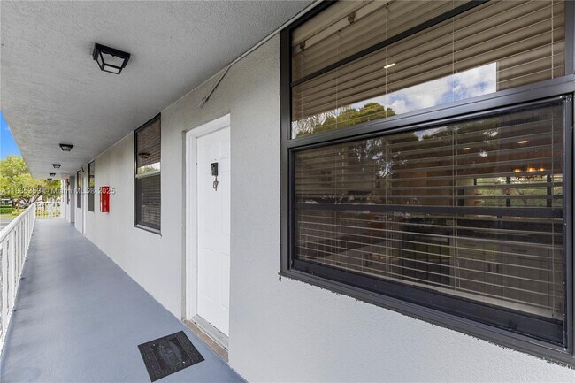 1514 Whitehall Dr in Davie, FL - Building Photo - Building Photo