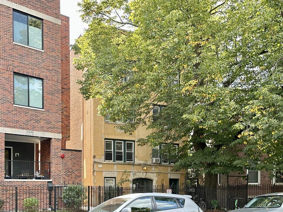 2432 N Linden Pl in Chicago, IL - Foto de edificio