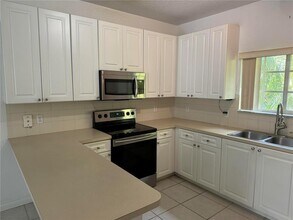 4802 Washington St, Unit 10 in Hollywood, FL - Building Photo - Building Photo