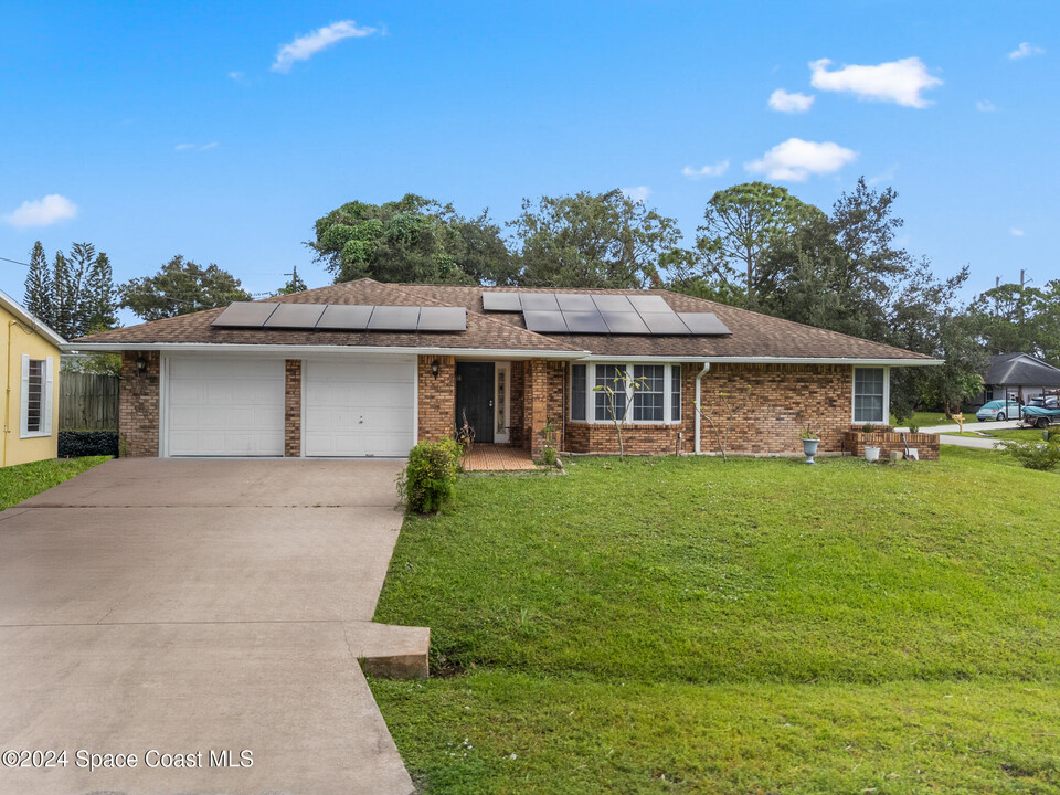 1005 Crazyhorse Ave NW in Palm Bay, FL - Building Photo