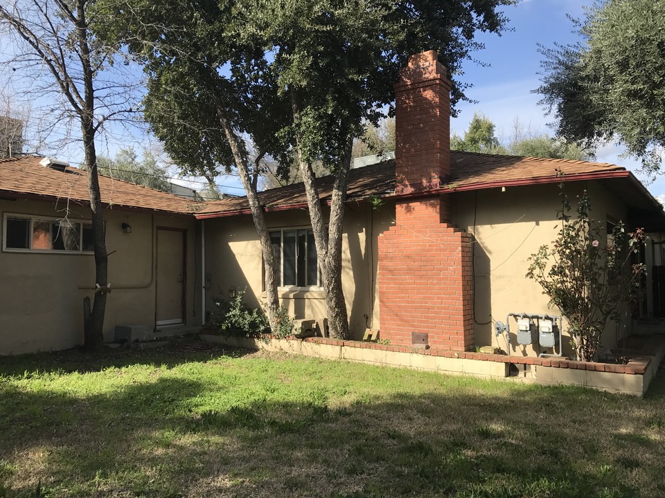 2501 Carmichael Way in Carmichael, CA - Foto de edificio