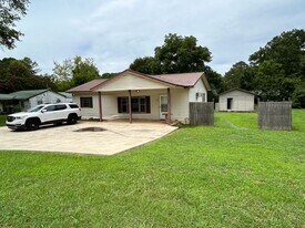 215 Greenleaf St SW in Jacksonville, AL - Building Photo