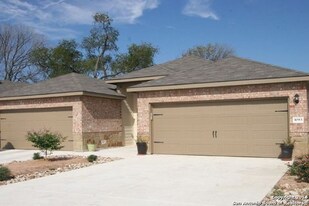 720 Saengerhalle Rd in New Braunfels, TX - Building Photo