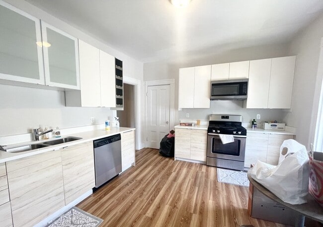 108 Buttonwood St, Unit 1 in Boston, MA - Building Photo - Building Photo