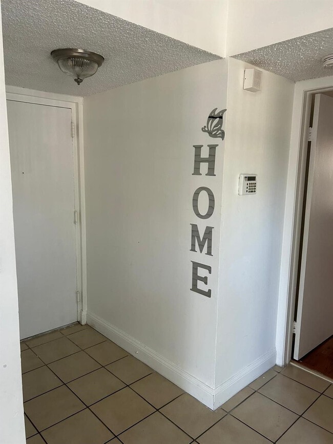 3252 Foxcroft Rd in Miramar, FL - Building Photo - Building Photo