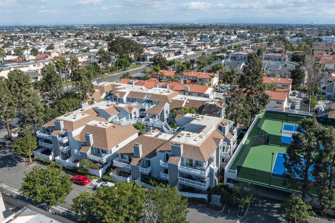 Pointe Surfside in Huntington Beach, CA - Building Photo