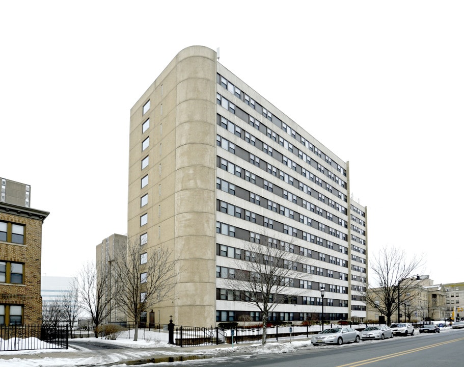 Luther Arms - 62+ in Trenton, NJ - Foto de edificio