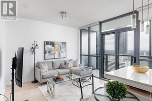 110 Charles St E in Toronto, ON - Building Photo