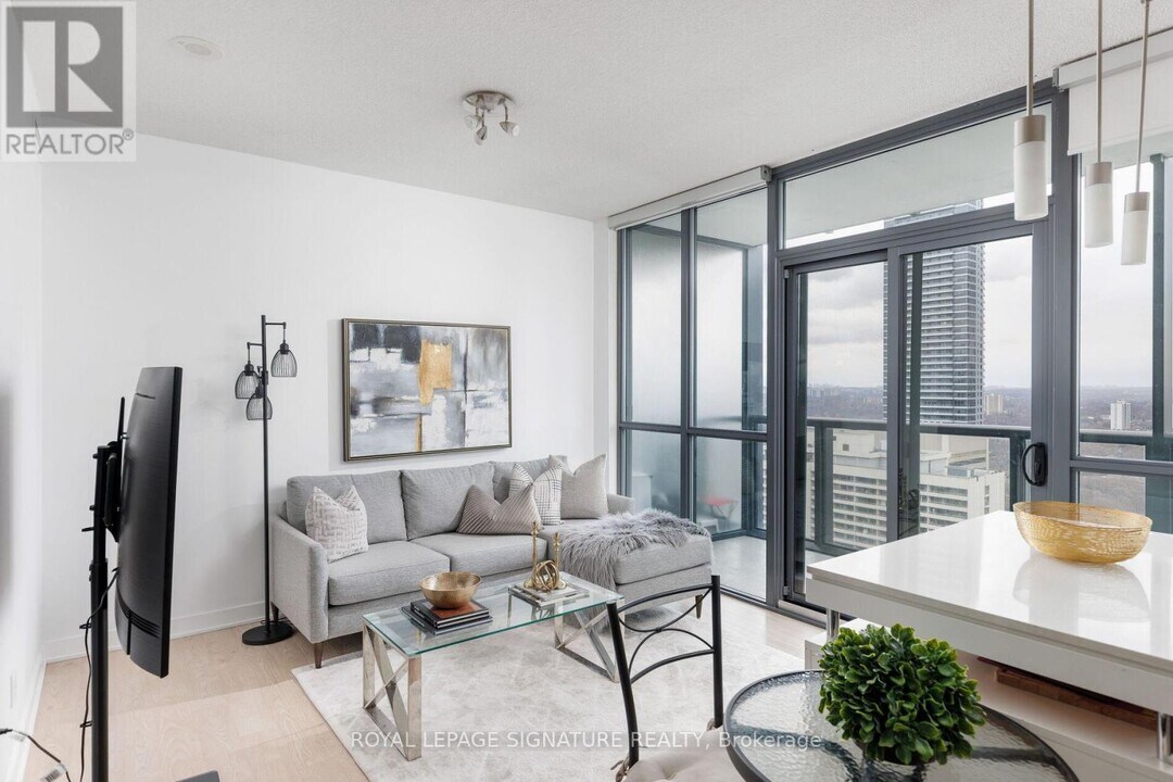 110 Charles St E in Toronto, ON - Building Photo