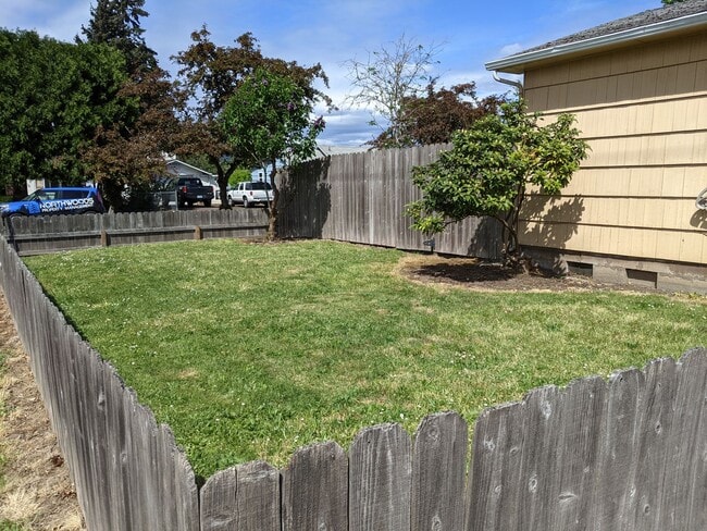 1443 N 10th St in Springfield, OR - Building Photo - Building Photo