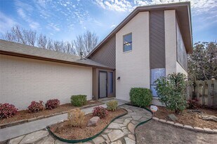 2400 Northwood Ln in Edmond, OK - Building Photo