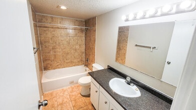 Hillside Terrace in Abbotsford, BC - Foto de edificio - Building Photo