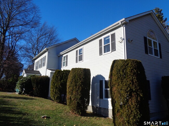 77 Linden Ave in Darien, CT - Building Photo - Building Photo