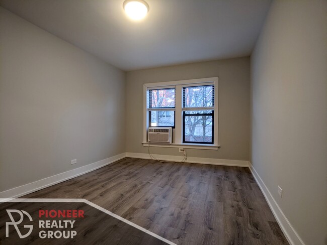 711 W Brompton Ave, Unit 37 in Chicago, IL - Building Photo - Building Photo