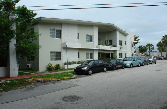 Deco Palms Apartments in Miami Beach, FL - Building Photo - Building Photo