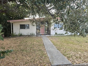 22259 Belinda Ave in Port Charlotte, FL - Foto de edificio - Building Photo