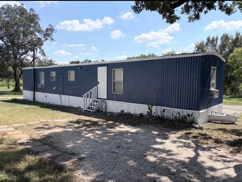 215 Weeks Rd in Cleburne, TX - Foto de edificio