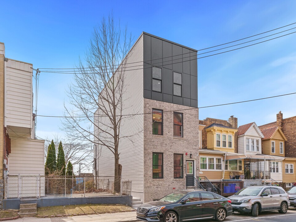 6442 Lansdowne Ave, Unit #1 in Philadelphia, PA - Building Photo