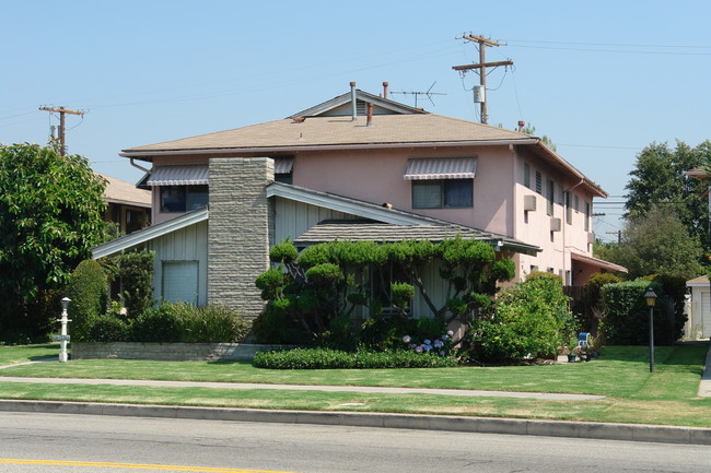 14215 Moorpark St in Van Nuys, CA - Foto de edificio - Building Photo