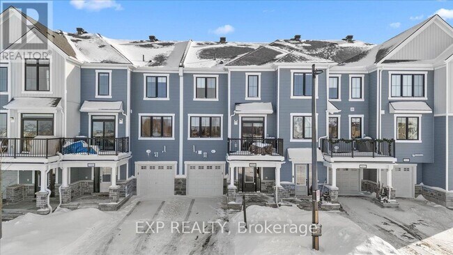 2004 Leinster Cir in Ottawa, ON - Building Photo - Building Photo