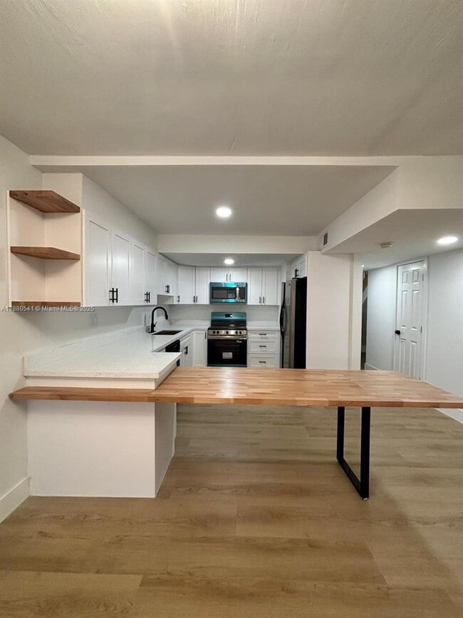 10700 NW 7th St in Miami, FL - Building Photo - Building Photo