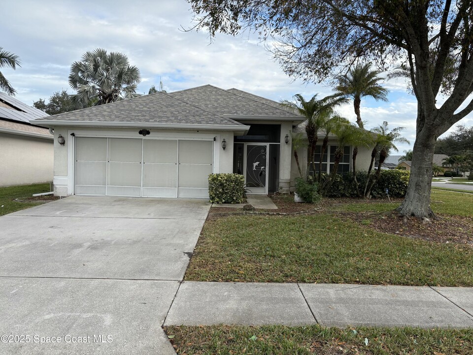 2921 Stratford Pointe Dr in West Melbourne, FL - Building Photo