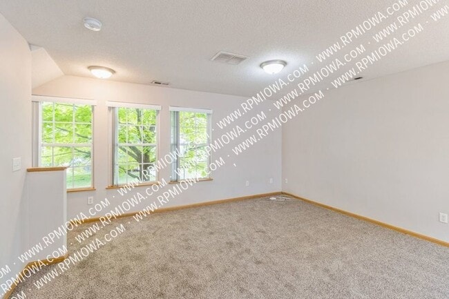 15239 Greenbelt Dr in Urbandale, IA - Building Photo - Building Photo