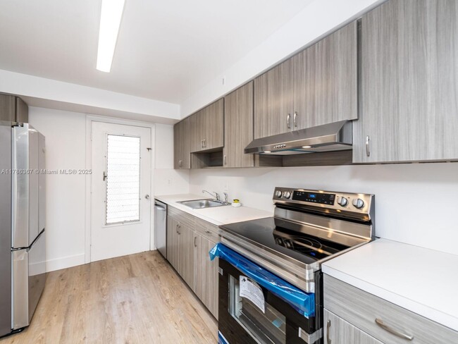 2005 Sans Souci Blvd in North Miami, FL - Building Photo - Building Photo