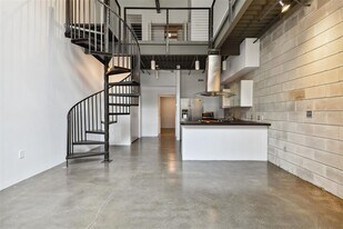217 N 12th St in Tampa, FL - Building Photo