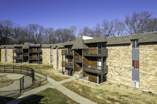 Oakside Apartments in Shawnee, KS - Building Photo