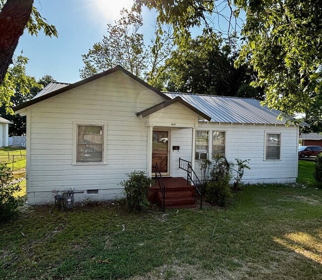 property at 809 S Rogers St