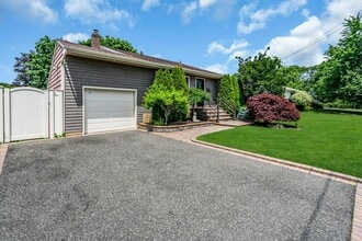 1544 Lake Shore Dr in Massapequa Park, NY - Building Photo - Building Photo