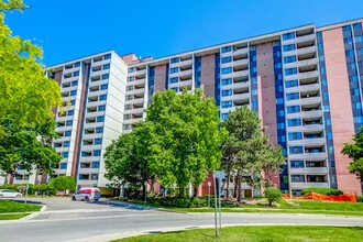 Marlborough Court in Oakville, ON - Building Photo - Building Photo