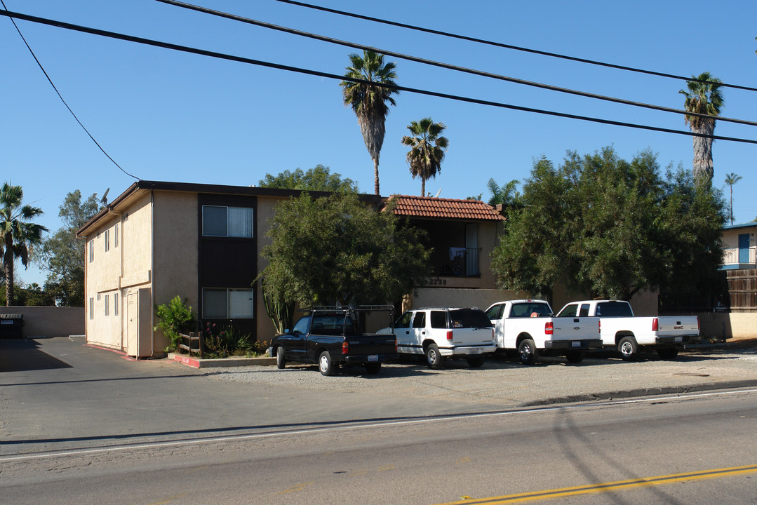 2233 S Santa Fe Ave in Vista, CA - Building Photo