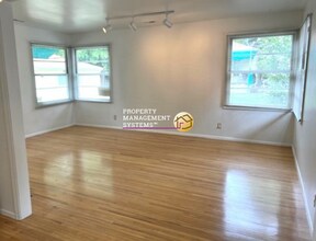 2524 E Murray Holladay Rd in Holladay, UT - Building Photo - Building Photo