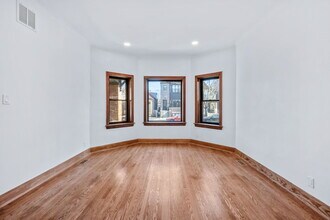 2624 N Albany Ave in Chicago, IL - Foto de edificio - Building Photo