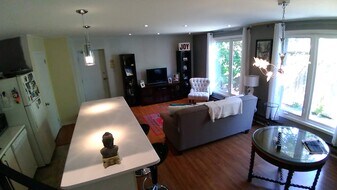 2064-2064 Queen St E in Toronto, ON - Building Photo