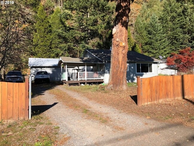 48015 W 2nd St in Oakridge, OR - Building Photo - Building Photo