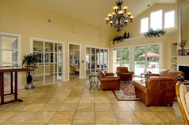 4872 NW 42nd Rd in Gainesville, FL - Foto de edificio - Building Photo