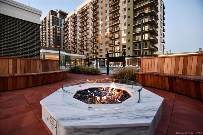 2 Hbr Pt Rd S in Stamford, CT - Building Photo - Building Photo