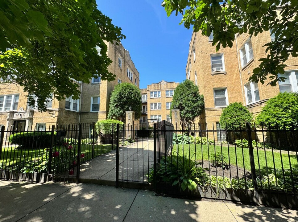 4904 N Saint Louis Ave in Chicago, IL - Building Photo