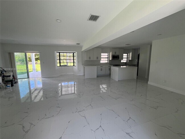 11755 SW 37th St in Miami, FL - Building Photo - Building Photo