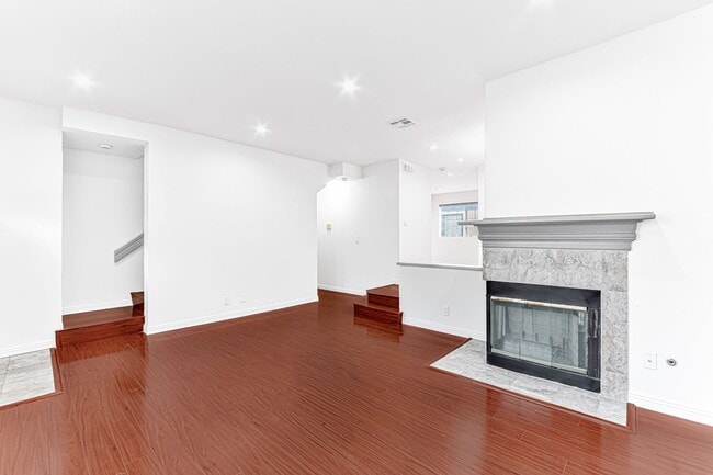 402 California St, Unit B in Arcadia, CA - Foto de edificio - Building Photo